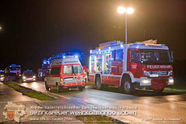 20171204 Frontalzusammenstoß zweier Pkws Freilandgebiet auf der Oberwaltersdorferstraße (L4012) zwischen Tribuswinkel u. Schaflerhofsiedlung  Foto: © Stefan Schneider BFK BADEN