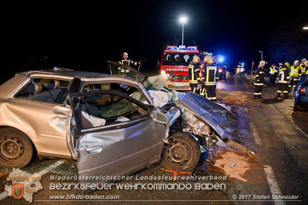 20171204 Frontalzusammenstoß zweier Pkws Freilandgebiet auf der Oberwaltersdorferstraße (L4012) zwischen Tribuswinkel u. Schaflerhofsiedlung  Foto: © Stefan Schneider BFK BADEN