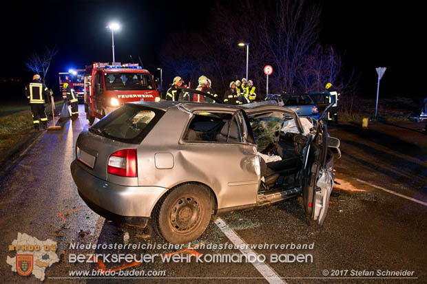 20171204 Frontalzusammenstoß zweier Pkws Freilandgebiet auf der Oberwaltersdorferstraße (L4012) zwischen Tribuswinkel u. Schaflerhofsiedlung  Foto: © Stefan Schneider BFK BADEN
