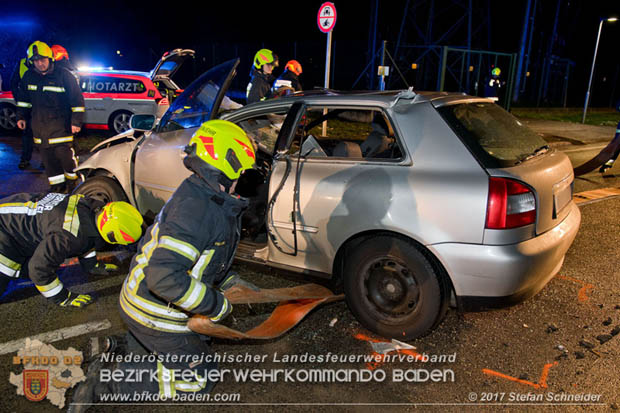 20171204 Frontalzusammenstoß zweier Pkws Freilandgebiet auf der Oberwaltersdorferstraße (L4012) zwischen Tribuswinkel u. Schaflerhofsiedlung  Foto: © Stefan Schneider BFK BADEN