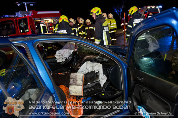 20171204 Frontalzusammenstoß zweier Pkws Freilandgebiet auf der Oberwaltersdorferstraße (L4012) zwischen Tribuswinkel u. Schaflerhofsiedlung  Foto: © Stefan Schneider BFK BADEN