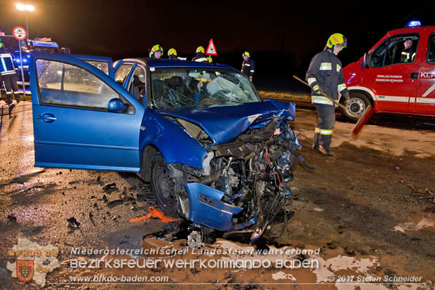 20171204 Frontalzusammenstoß zweier Pkws Freilandgebiet auf der Oberwaltersdorferstraße (L4012) zwischen Tribuswinkel u. Schaflerhofsiedlung  Foto: © Stefan Schneider BFK BADEN