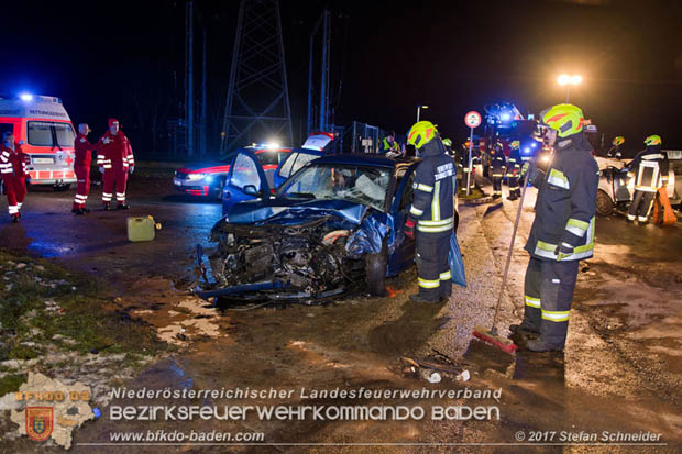 20171204 Frontalzusammenstoß zweier Pkws Freilandgebiet auf der Oberwaltersdorferstraße (L4012) zwischen Tribuswinkel u. Schaflerhofsiedlung  Foto: © Stefan Schneider BFK BADEN