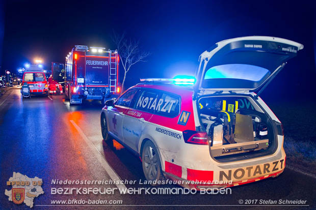 20171204 Frontalzusammenstoß zweier Pkws Freilandgebiet auf der Oberwaltersdorferstraße (L4012) zwischen Tribuswinkel u. Schaflerhofsiedlung  Foto: © Stefan Schneider BFK BADEN