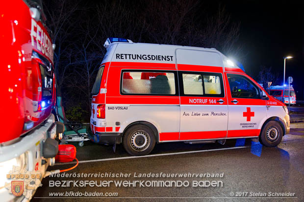 20171204 Frontalzusammenstoß zweier Pkws Freilandgebiet auf der Oberwaltersdorferstraße (L4012) zwischen Tribuswinkel u. Schaflerhofsiedlung  Foto: © Stefan Schneider BFK BADEN
