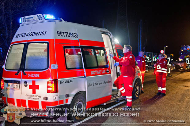 20171204 Frontalzusammenstoß zweier Pkws Freilandgebiet auf der Oberwaltersdorferstraße (L4012) zwischen Tribuswinkel u. Schaflerhofsiedlung  Foto: © Stefan Schneider BFK BADEN