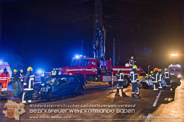 20171204 Frontalzusammenstoß zweier Pkws Freilandgebiet auf der Oberwaltersdorferstraße (L4012) zwischen Tribuswinkel u. Schaflerhofsiedlung  Foto: © Stefan Schneider BFK BADEN
