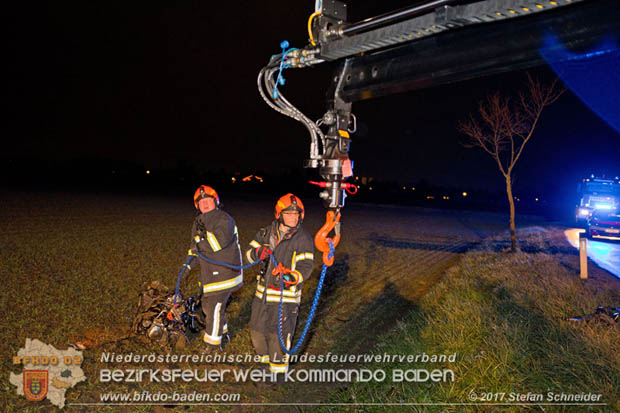 20171204 Frontalzusammenstoß zweier Pkws Freilandgebiet auf der Oberwaltersdorferstraße (L4012) zwischen Tribuswinkel u. Schaflerhofsiedlung  Foto: © Stefan Schneider BFK BADEN