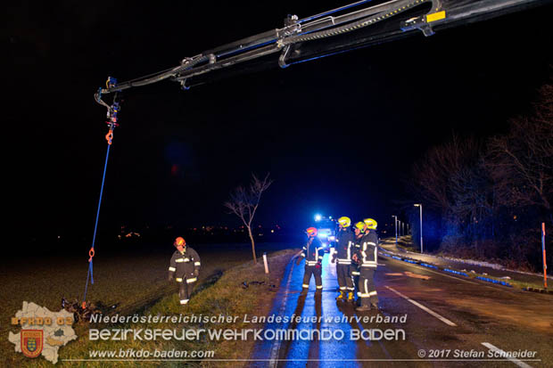 20171204 Frontalzusammenstoß zweier Pkws Freilandgebiet auf der Oberwaltersdorferstraße (L4012) zwischen Tribuswinkel u. Schaflerhofsiedlung  Foto: © Stefan Schneider BFK BADEN