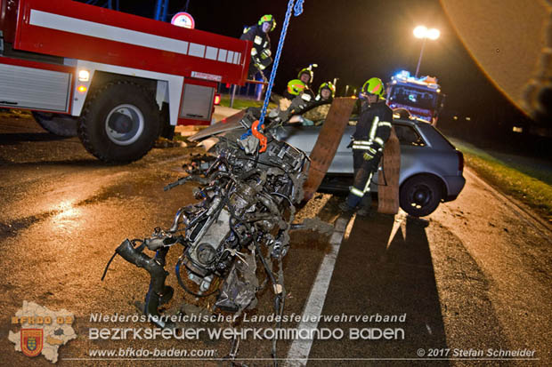 20171204 Frontalzusammenstoß zweier Pkws Freilandgebiet auf der Oberwaltersdorferstraße (L4012) zwischen Tribuswinkel u. Schaflerhofsiedlung  Foto: © Stefan Schneider BFK BADEN