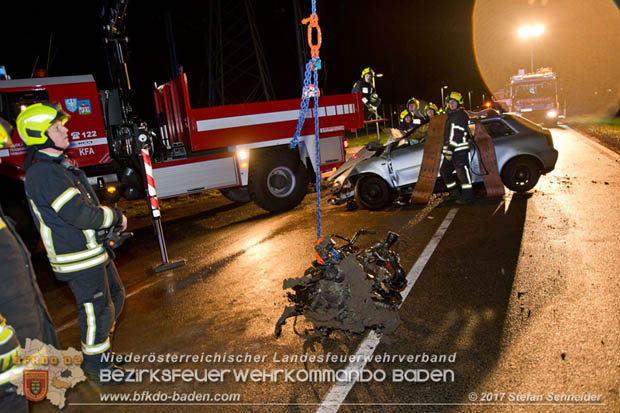 20171204 Frontalzusammenstoß zweier Pkws Freilandgebiet auf der Oberwaltersdorferstraße (L4012) zwischen Tribuswinkel u. Schaflerhofsiedlung  Foto: © Stefan Schneider BFK BADEN