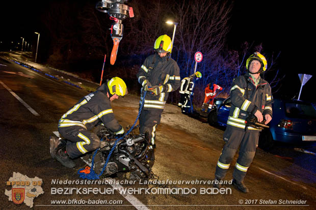 20171204 Frontalzusammenstoß zweier Pkws Freilandgebiet auf der Oberwaltersdorferstraße (L4012) zwischen Tribuswinkel u. Schaflerhofsiedlung  Foto: © Stefan Schneider BFK BADEN