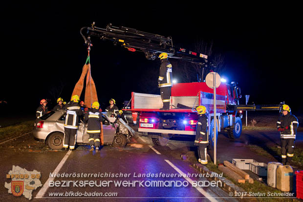 20171204 Frontalzusammenstoß zweier Pkws Freilandgebiet auf der Oberwaltersdorferstraße (L4012) zwischen Tribuswinkel u. Schaflerhofsiedlung  Foto: © Stefan Schneider BFK BADEN