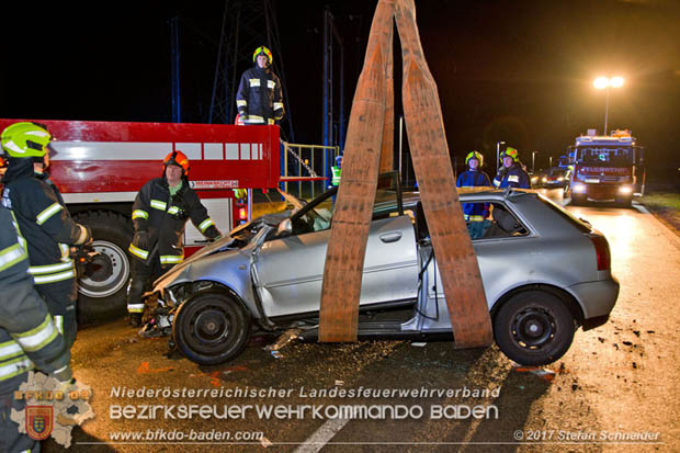 20171204 Frontalzusammenstoß zweier Pkws Freilandgebiet auf der Oberwaltersdorferstraße (L4012) zwischen Tribuswinkel u. Schaflerhofsiedlung  Foto: © Stefan Schneider BFK BADEN