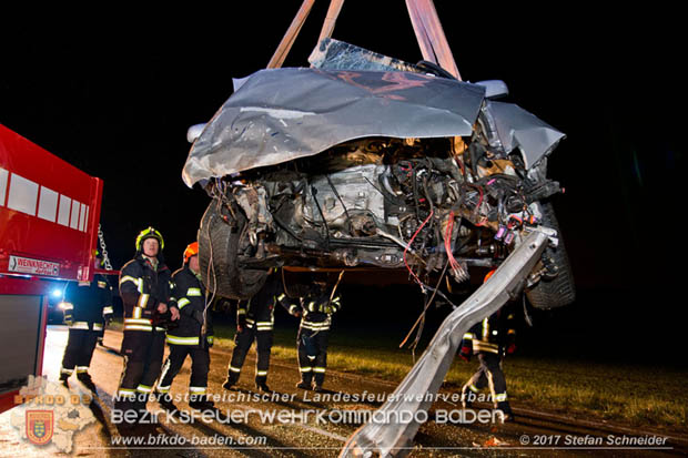 20171204 Frontalzusammenstoß zweier Pkws Freilandgebiet auf der Oberwaltersdorferstraße (L4012) zwischen Tribuswinkel u. Schaflerhofsiedlung  Foto: © Stefan Schneider BFK BADEN
