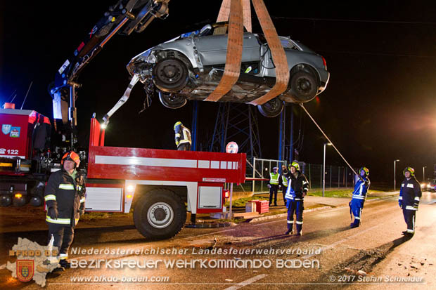 20171204 Frontalzusammenstoß zweier Pkws Freilandgebiet auf der Oberwaltersdorferstraße (L4012) zwischen Tribuswinkel u. Schaflerhofsiedlung  Foto: © Stefan Schneider BFK BADEN