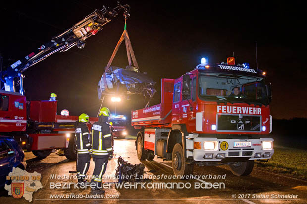20171204 Frontalzusammenstoß zweier Pkws Freilandgebiet auf der Oberwaltersdorferstraße (L4012) zwischen Tribuswinkel u. Schaflerhofsiedlung  Foto: © Stefan Schneider BFK BADEN