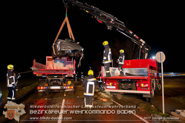 20171204 Frontalzusammenstoß zweier Pkws Freilandgebiet auf der Oberwaltersdorferstraße (L4012) zwischen Tribuswinkel u. Schaflerhofsiedlung  Foto: © Stefan Schneider BFK BADEN