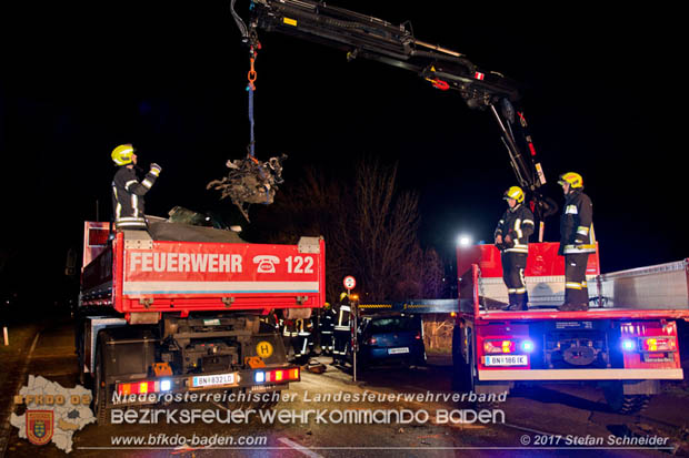 20171204 Frontalzusammenstoß zweier Pkws Freilandgebiet auf der Oberwaltersdorferstraße (L4012) zwischen Tribuswinkel u. Schaflerhofsiedlung  Foto: © Stefan Schneider BFK BADEN
