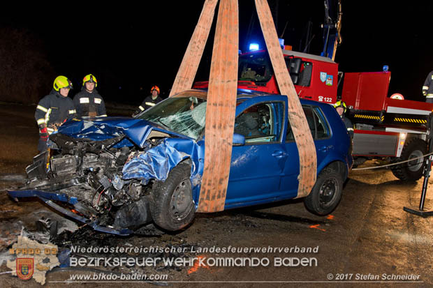 20171204 Frontalzusammenstoß zweier Pkws Freilandgebiet auf der Oberwaltersdorferstraße (L4012) zwischen Tribuswinkel u. Schaflerhofsiedlung  Foto: © Stefan Schneider BFK BADEN
