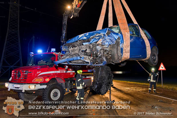 20171204 Frontalzusammenstoß zweier Pkws Freilandgebiet auf der Oberwaltersdorferstraße (L4012) zwischen Tribuswinkel u. Schaflerhofsiedlung  Foto: © Stefan Schneider BFK BADEN
