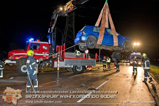 20171204 Frontalzusammenstoß zweier Pkws Freilandgebiet auf der Oberwaltersdorferstraße (L4012) zwischen Tribuswinkel u. Schaflerhofsiedlung  Foto: © Stefan Schneider BFK BADEN