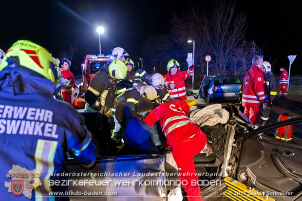 20171204 Frontalzusammenstoß zweier Pkws Freilandgebiet auf der Oberwaltersdorferstraße (L4012) zwischen Tribuswinkel u. Schaflerhofsiedlung  Foto: © Stefan Schneider BFK BADEN