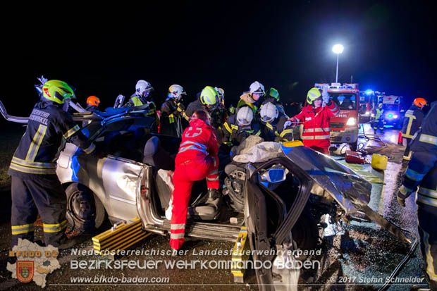 20171204 Frontalzusammenstoß zweier Pkws Freilandgebiet auf der Oberwaltersdorferstraße (L4012) zwischen Tribuswinkel u. Schaflerhofsiedlung  Foto: © Stefan Schneider BFK BADEN