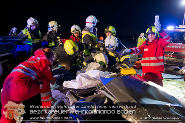 20171204 Frontalzusammenstoß zweier Pkws Freilandgebiet auf der Oberwaltersdorferstraße (L4012) zwischen Tribuswinkel u. Schaflerhofsiedlung  Foto: © Stefan Schneider BFK BADEN