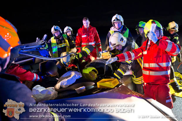 20171204 Frontalzusammenstoß zweier Pkws Freilandgebiet auf der Oberwaltersdorferstraße (L4012) zwischen Tribuswinkel u. Schaflerhofsiedlung  Foto: © Stefan Schneider BFK BADEN