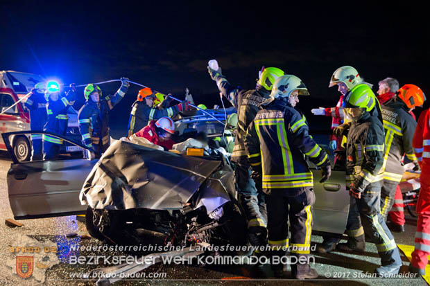 20171204 Frontalzusammenstoß zweier Pkws Freilandgebiet auf der Oberwaltersdorferstraße (L4012) zwischen Tribuswinkel u. Schaflerhofsiedlung  Foto: © Stefan Schneider BFK BADEN
