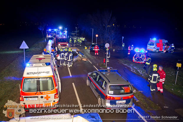 20171204 Frontalzusammenstoß zweier Pkws Freilandgebiet auf der Oberwaltersdorferstraße (L4012) zwischen Tribuswinkel u. Schaflerhofsiedlung  Foto: © Stefan Schneider BFK BADEN