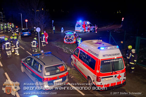 20171204 Frontalzusammenstoß zweier Pkws Freilandgebiet auf der Oberwaltersdorferstraße (L4012) zwischen Tribuswinkel u. Schaflerhofsiedlung  Foto: © Stefan Schneider BFK BADEN