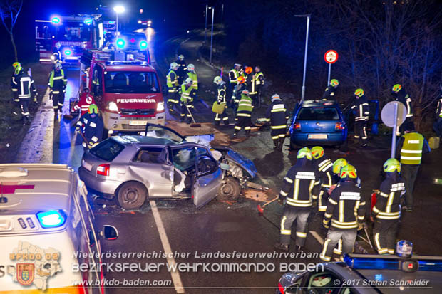 20171204 Frontalzusammenstoß zweier Pkws Freilandgebiet auf der Oberwaltersdorferstraße (L4012) zwischen Tribuswinkel u. Schaflerhofsiedlung  Foto: © Stefan Schneider BFK BADEN