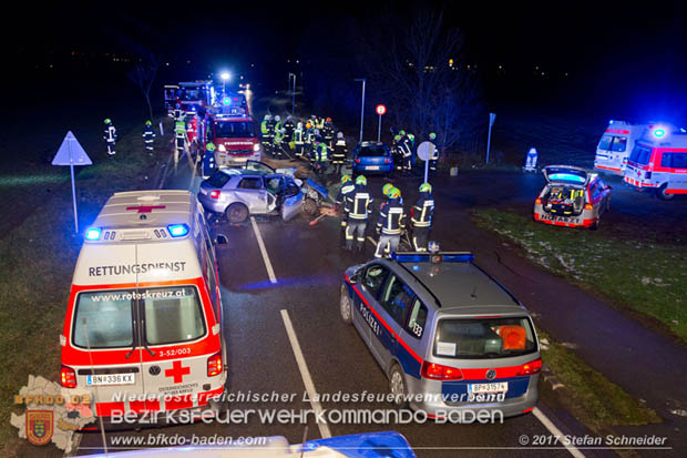 20171204 Frontalzusammenstoß zweier Pkws Freilandgebiet auf der Oberwaltersdorferstraße (L4012) zwischen Tribuswinkel u. Schaflerhofsiedlung  Foto: © Stefan Schneider BFK BADEN