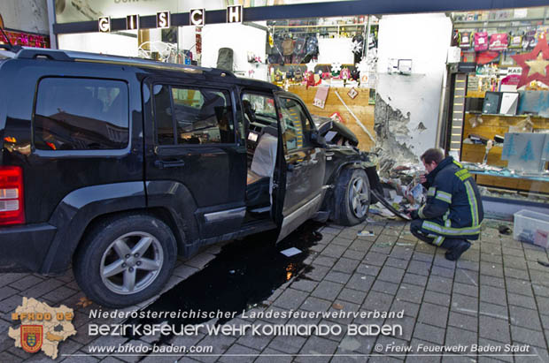 20171213 Geländewagen krachte in Geschäftsauslage in der Badener Fußgängerzone  Foto: © Freiwillige Feuerwehr Baden-Stadt / Christoph Maurer