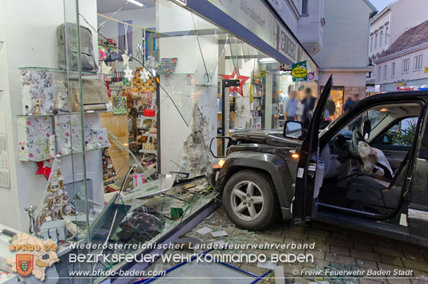 20171213 Geländewagen krachte in Geschäftsauslage in der Badener Fußgängerzone  Foto: Freiwillige Feuerwehr Baden-Stadt / Christoph Maurer