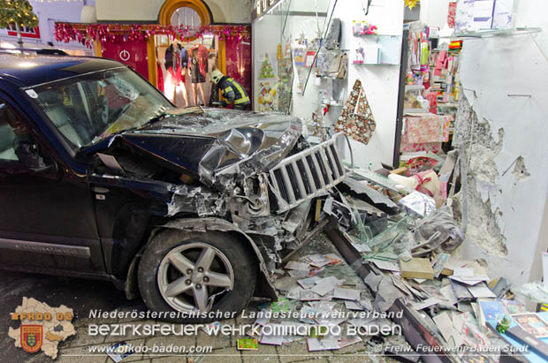 20171213 Geländewagen krachte in Geschäftsauslage in der Badener Fußgängerzone  Foto: © Freiwillige Feuerwehr Baden-Stadt / Christoph Maurer