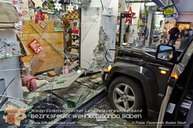 20171213 Geländewagen krachte in Geschäftsauslage in der Badener Fußgängerzone  Foto: © Freiwillige Feuerwehr Baden-Stadt / Christoph Maurer