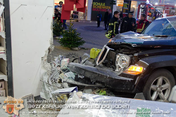 20171213 Geländewagen krachte in Geschäftsauslage in der Badener Fußgängerzone  Foto: © Freiwillige Feuerwehr Baden-Stadt / Christoph Maurer