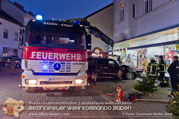20171213 Geländewagen krachte in Geschäftsauslage in der Badener Fußgängerzone  Foto: © Freiwillige Feuerwehr Baden-Stadt / Christoph Maurer