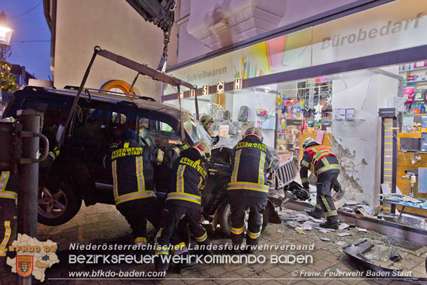 20171213 Geländewagen krachte in Geschäftsauslage in der Badener Fußgängerzone  Foto: © Freiwillige Feuerwehr Baden-Stadt / Stefan Schneider