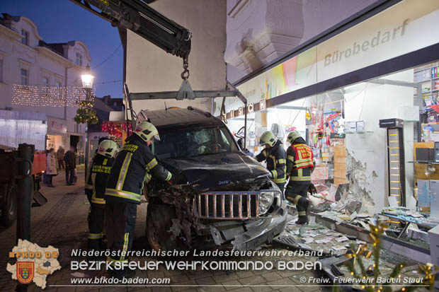 20171213 Geländewagen krachte in Geschäftsauslage in der Badener Fußgängerzone  Foto: © Freiwillige Feuerwehr Baden-Stadt / Stefan Schneider