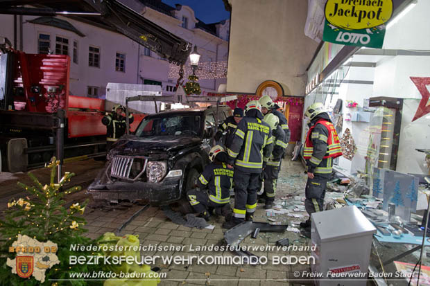 20171213 Geländewagen krachte in Geschäftsauslage in der Badener Fußgängerzone  Foto: © Freiwillige Feuerwehr Baden-Stadt / Stefan Schneider