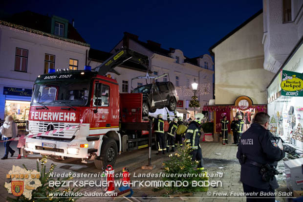 20171213 Geländewagen krachte in Geschäftsauslage in der Badener Fußgängerzone  Foto: © Freiwillige Feuerwehr Baden-Stadt / Stefan Schneider