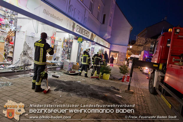 20171213 Geländewagen krachte in Geschäftsauslage in der Badener Fußgängerzone  Foto: © Freiwillige Feuerwehr Baden-Stadt / Stefan Schneider
