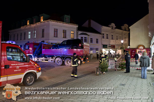20171213 Geländewagen krachte in Geschäftsauslage in der Badener Fußgängerzone  Foto: © Freiwillige Feuerwehr Baden-Stadt / Stefan Schneider