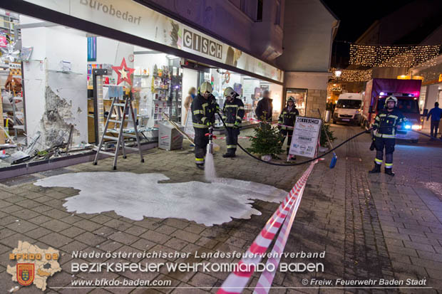 20171213 Geländewagen krachte in Geschäftsauslage in der Badener Fußgängerzone  Foto: © Freiwillige Feuerwehr Baden-Stadt / Stefan Schneider