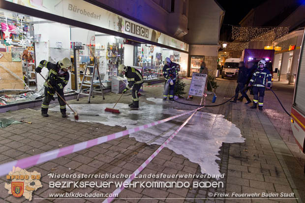 20171213 Geländewagen krachte in Geschäftsauslage in der Badener Fußgängerzone  Foto: © Freiwillige Feuerwehr Baden-Stadt / Stefan Schneider