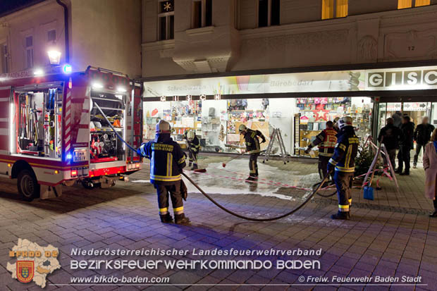 20171213 Geländewagen krachte in Geschäftsauslage in der Badener Fußgängerzone  Foto: © Freiwillige Feuerwehr Baden-Stadt / Stefan Schneider